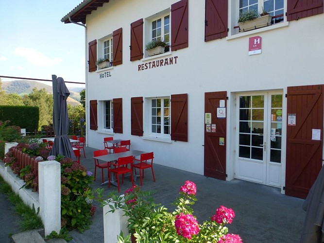 Restaurant St Sylvestre - Façade contre-plongée - Les Aldudes