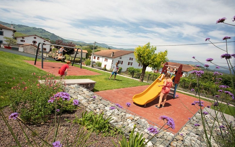 Aire-de-jeux-enfants---Hotel-Pecoitz
