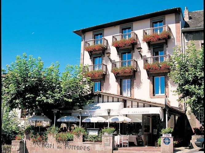 Hotel restaurant Les Pyrenees - facade - St Jean Pied de Port