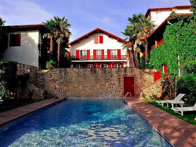 Hotel restaurant Les Pyrenees - facade cote jardin piscine - St Jean Pied de Port