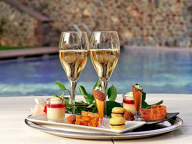 Hotel restaurant Les Pyrenees - les mignardises - St Jean Pied de Port