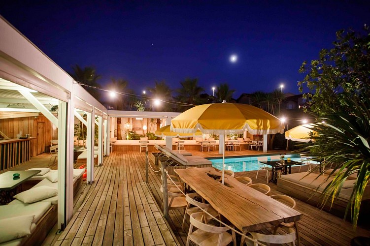 Beach-House_espace-piscine-vue-densemble