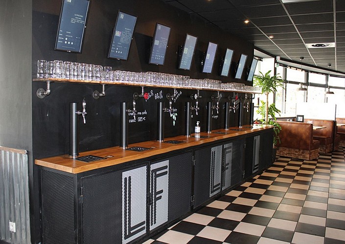 restaurant La Factory - Lescar - mur à bières