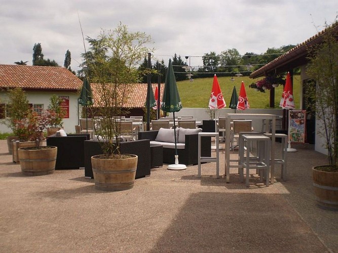 Restaurant Jarapea - terrasse cote parking - Irouléguy