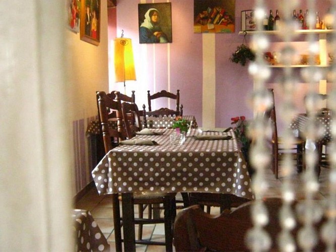 Creperie Kuka - table salle interieure - St Jean Pied de Port