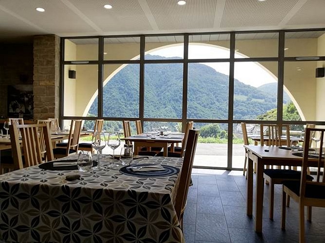 Auberge-des-Isards-Salle-de-restaurant-AYDIUS