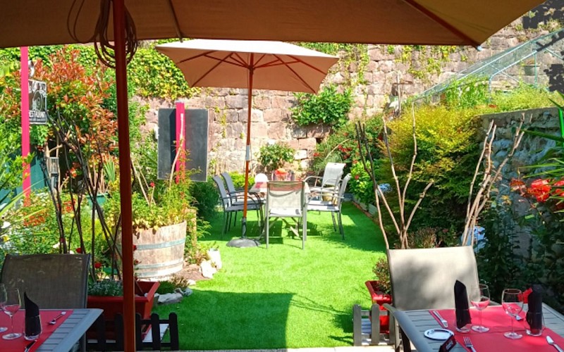 Restaurant le Chat perché - Terrasse avec table dressée - Parasols