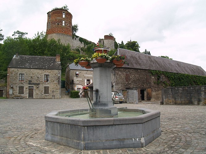 Hierges : village médiéval et son château