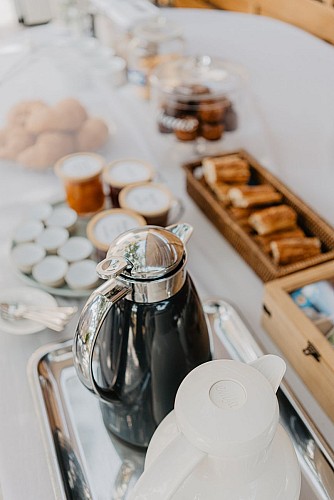 Buffet petit déjeuner en terrasse - Le Coeur des Vignes Pauillac