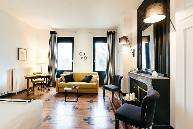 Chambre Cépages Noir et Blanc vue sur le jardin - Le Coeur des Vignes Pauillac