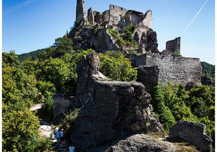 Visit and wine tasting in the Wachau Valley - leaving from Vienna