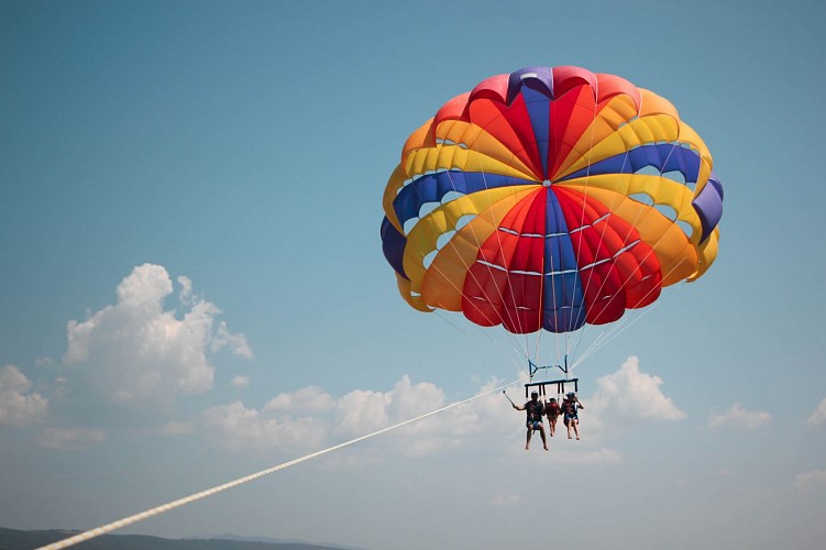 Flug mit dem Fallschirm -  Saint Cyr parachute ascensionnel