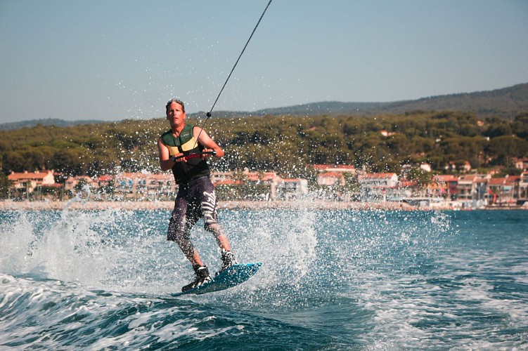 Free session of water skiing or wakeboard – Wake sensation