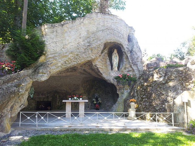 Eglise Saint-Nicolas et réplique de la Grotte de Lourdes