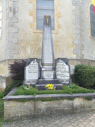 Monument aux morts 2ème guerre mondiale + Eglise