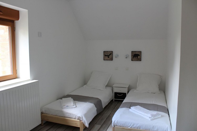 CHAMBRE ETAGE AVEC SALLE DE BAIN ET WC