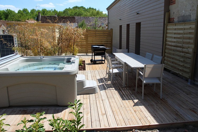 TERRASSE AVEC SPA PRIVATIF AU LOGEMENT