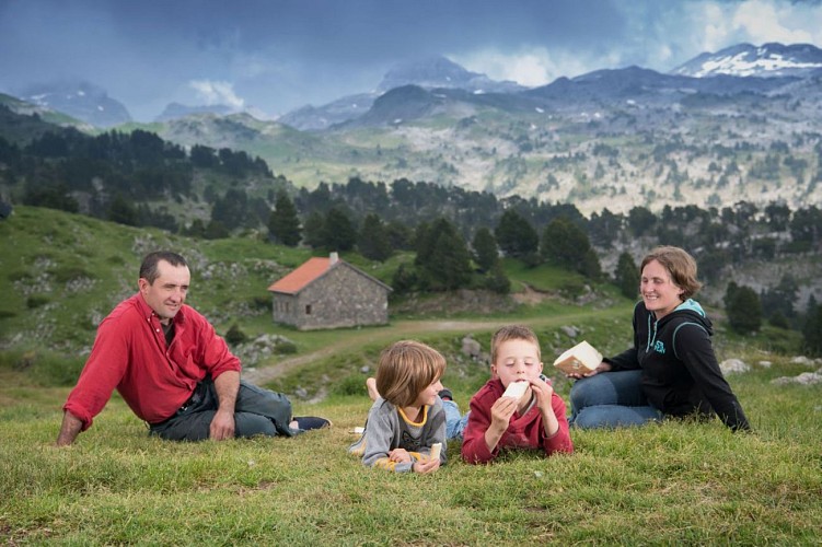 La famille Hartichabalet en estive au Col de La Pierre Saint-Martin