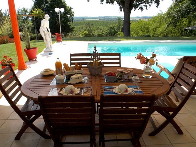 Petit-dejeuner-piscine-la-chenaie
