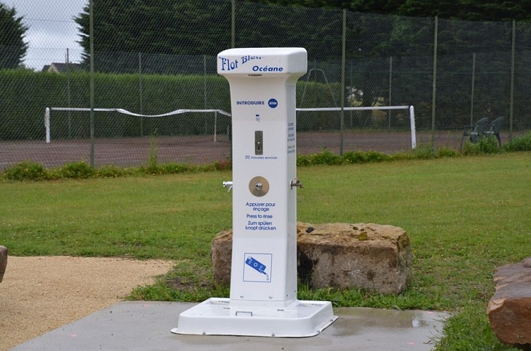 Aire de services camping-cars de Fontaine Guérin-le plan d'eau