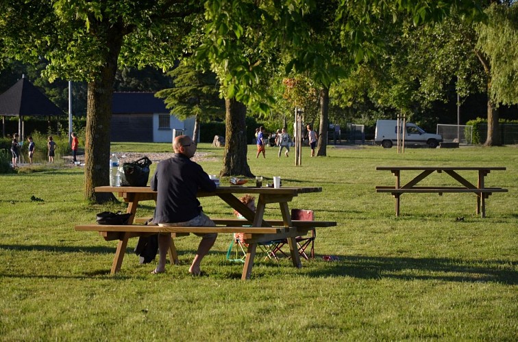 Aire de services camping-cars de Fontaine Guérin-le plan d'eau