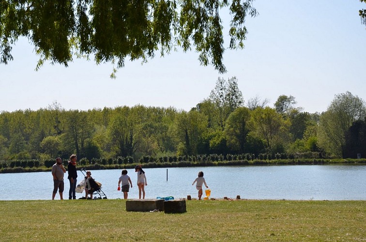 Aire de services camping-cars de Fontaine Guérin-le plan d'eau