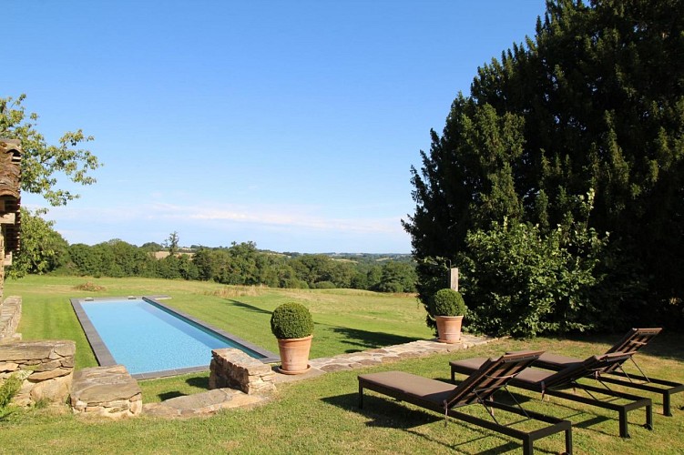 Le bassin de nage, vu du jardin._7