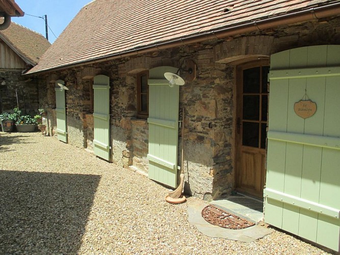 Le gîte, côté cour intérieure._8