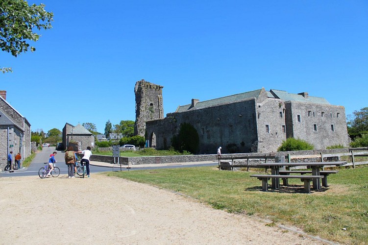 Le château de Regnéville et l'histoire maritime de la commune