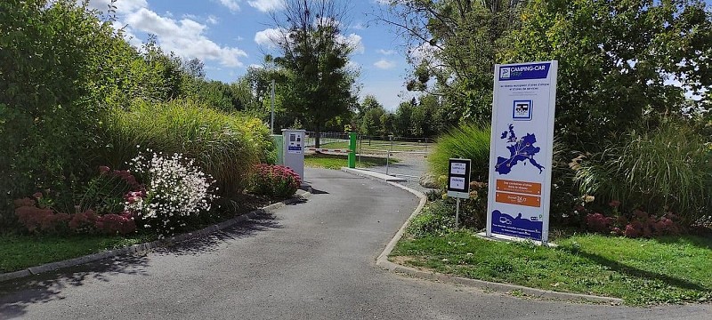 la-foret-sur-sevre-aire-de-camping-car-entree