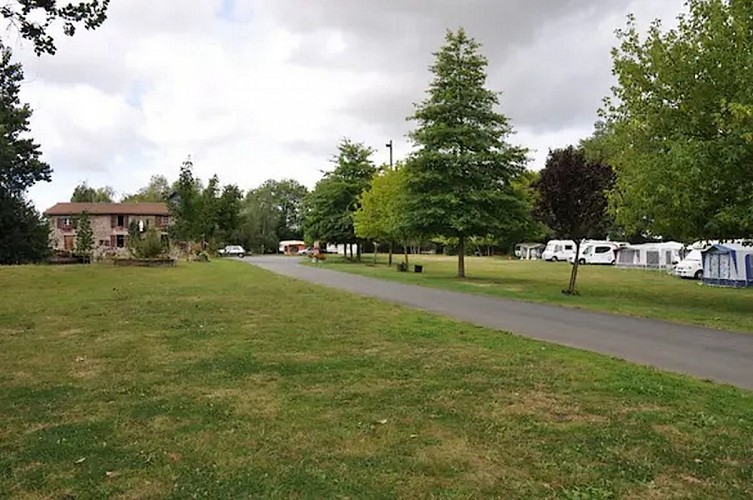 st-amand-sur-sevre-aire-de-camping-car-moulin-de-chaligny1