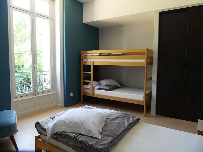 cerizay-hebergement-de-groupe-chateau-de-la-roche-chambre-bleue-1