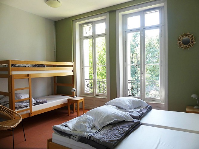 cerizay-hebergement-de-groupe-chateau-de-la-roche-chambre-verte-1