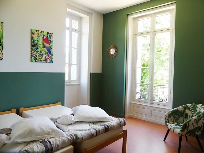 cerizay-hebergement-de-groupe-chateau-de-la-roche-chambre-perroquets