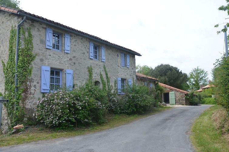 boisme-hebergement-de-groupe-place-forte-facade-la-maison-bleue