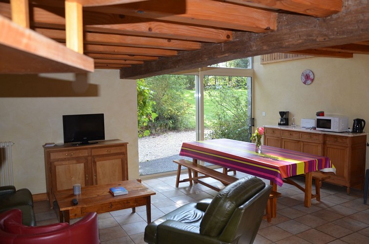 boisme-hebergement-de-groupe-place-forte-piece-de-vie-la-maison-bleue