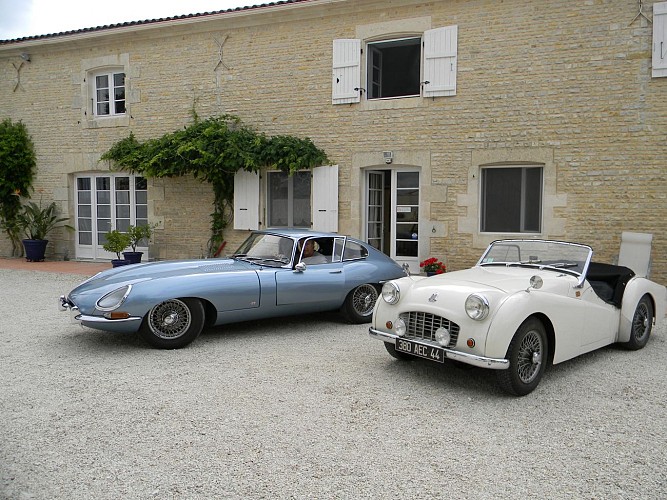 De "vieilles dames" devant la longère