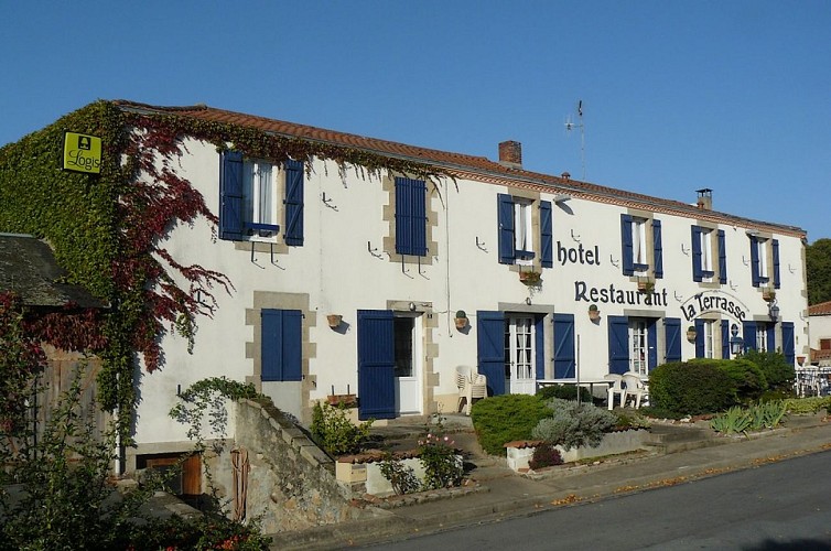 mauleon-hotel-restaurant-la-terrasse-facade1-2