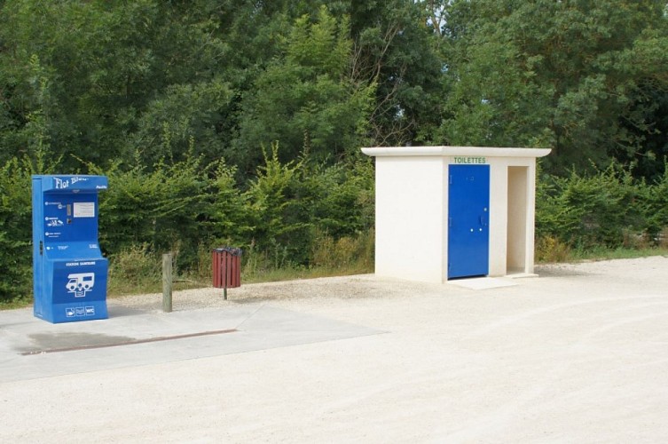 La borne à jetons et les sanitaires pour les camping-caristes