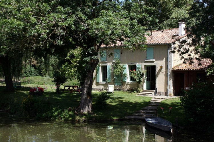 9. Une cabane, maison typiquement maraîchine