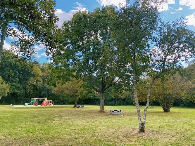 aire de jeux et pique nique etang beugnon thireuil