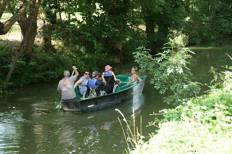 6. Une balade en barque accessible aux personnes à mobilité réduite