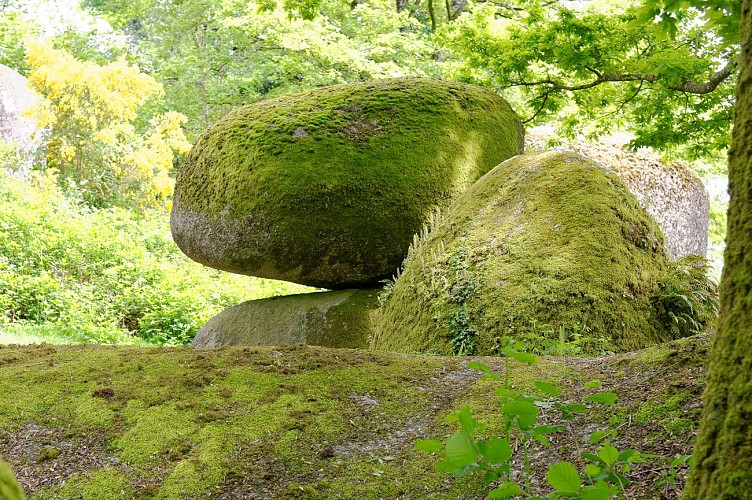 rocher-branlant-jardin-chirons-pw-6011-2000.jpg_2