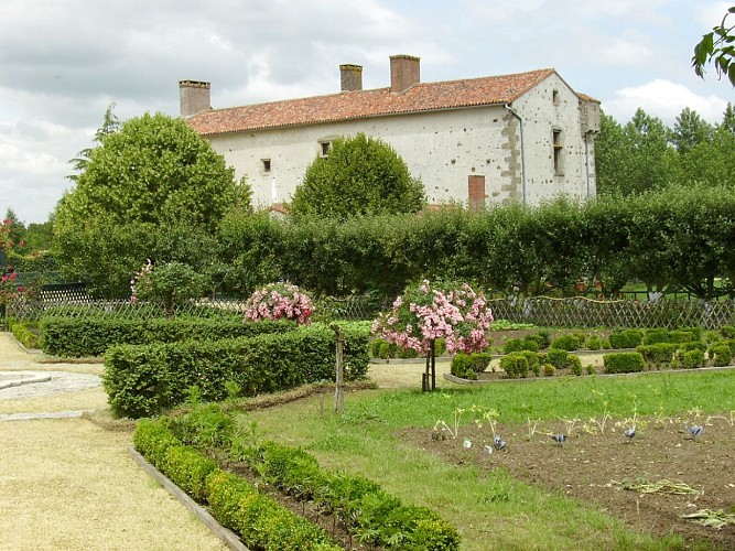 montravers-logis-vieux-deffend-1