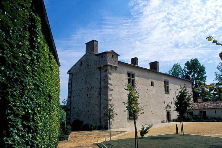 logis vieux deffend Montravers