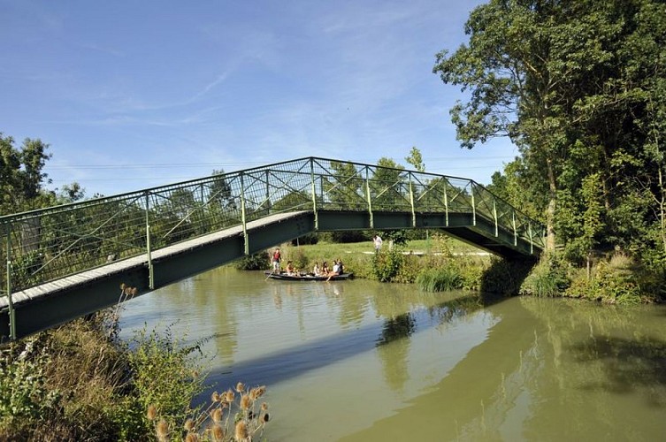 Une passerelle métallique vers le parc ornithologique