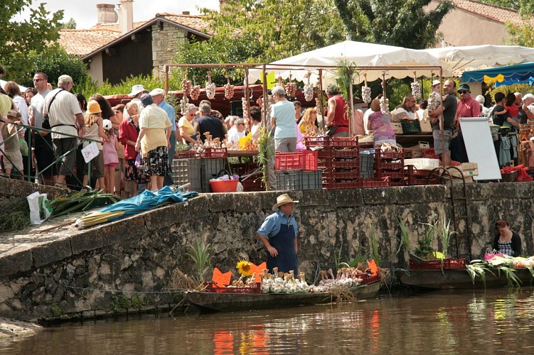 Le Vanneau-Irleau et son marché sur l'eau