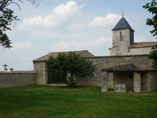 Puits, hangar et église Notre-Dame de Dey