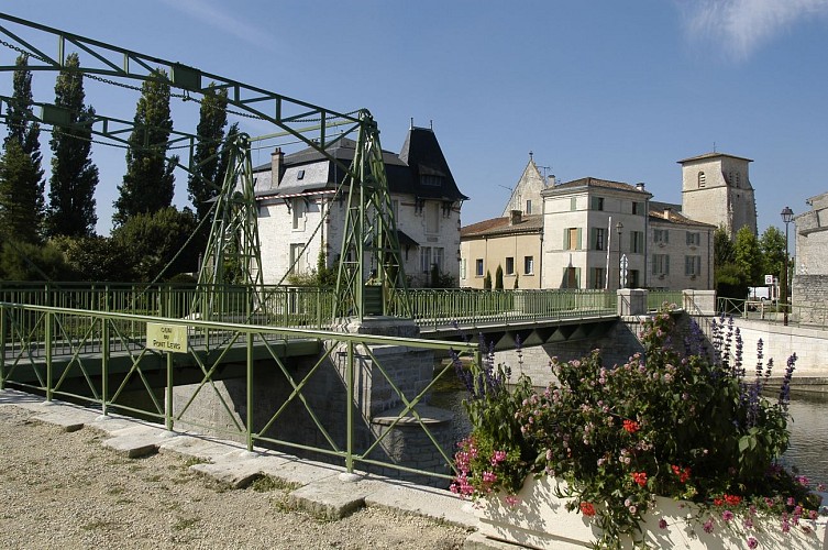 Le pont-levis métallique de Magné