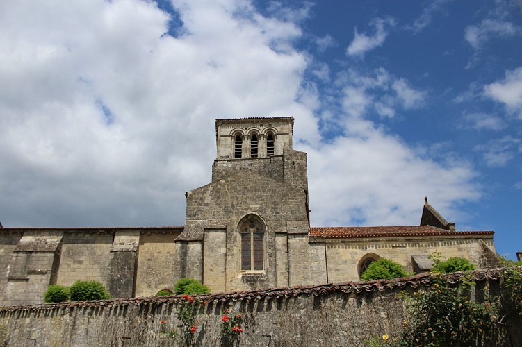 vue-Eglise-Saint-Etienne-Isabelle-Joachim-mairie-Coulonges-sur-l-Autize